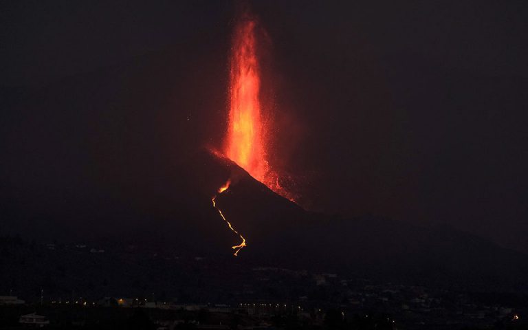 Λα Πάλμα: Στη θάλασσα πλησιάζει η λάβα του ηφαιστείου – Εντολή στους κατοίκους να κλειστούν στα σπίτια τους