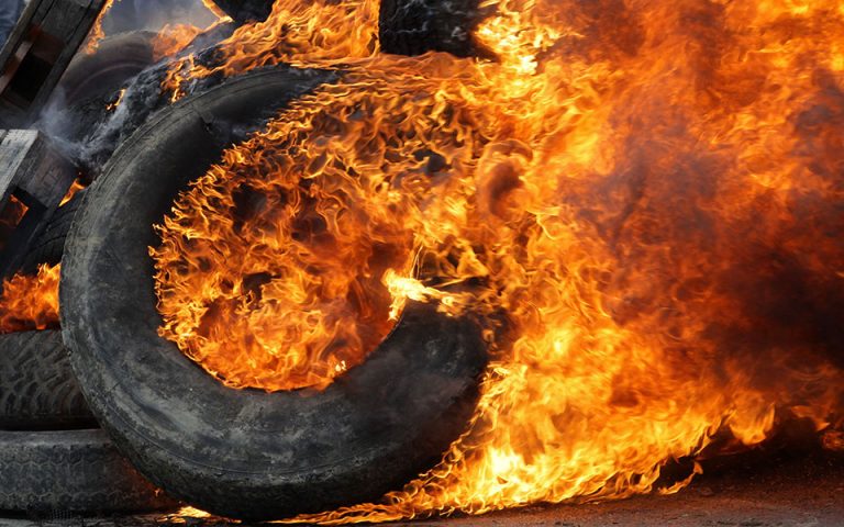 Ένταση στον Ασπρόπυργο: Ρομά έκαψαν λάστιχα