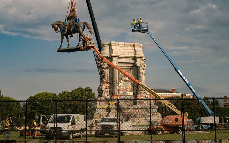 Βιρτζίνια: Με ζητωκραυγές απομακρύνθηκε το άγαλμα του στρατηγού Λι