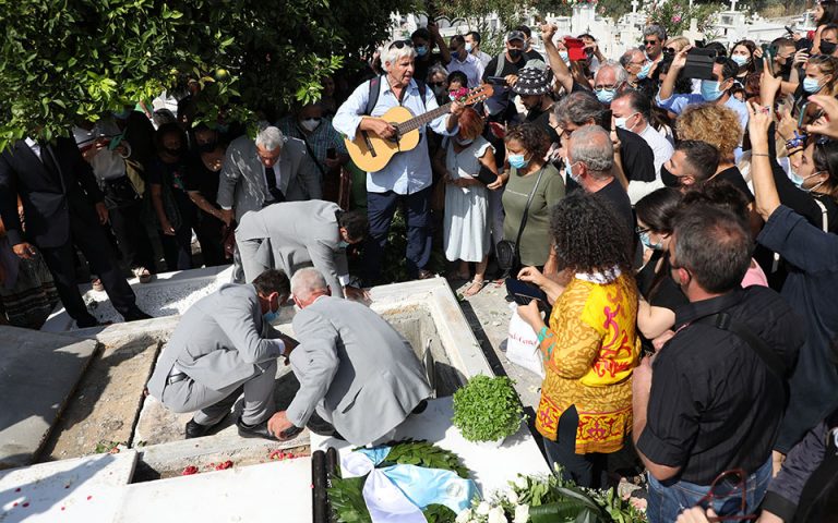 Μελωδικό αντίο στον Μίκη Θεοδωράκη: Τραγούδησαν την «Άρνηση» την ώρα της ταφής