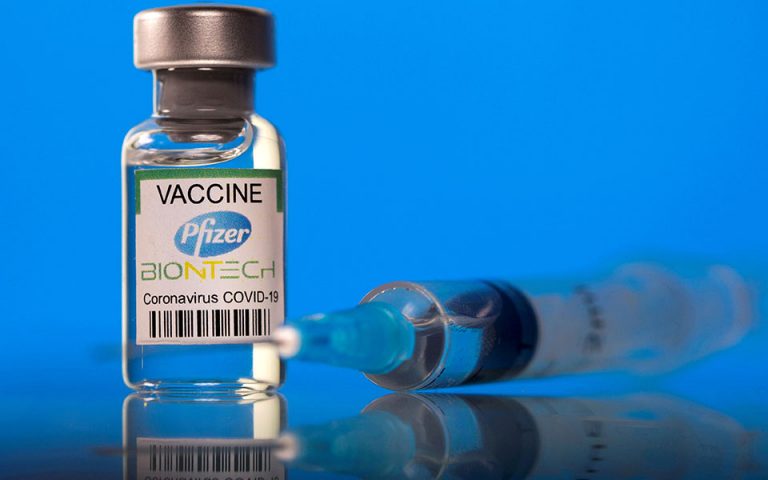Μόσιαλος: Πολύ υψηλή η προστασία του εμβολίου της Pfizer στις έγκυες