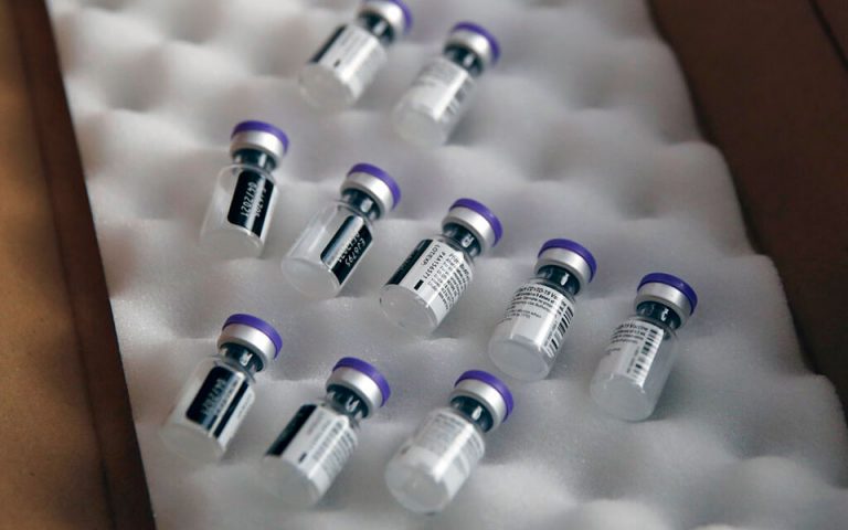 Η Pfizer απαντά στις επικρίσεις: Σημαντική η τρίτη δόση – Ισχυρό το εμβόλιο