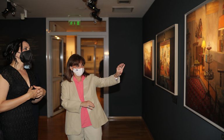 Μουσείο Μπενάκη: Η Κ. Σακελλαροπούλου εγκαινίασε την έκθεση «Το Σπίτι της Μνήμης»