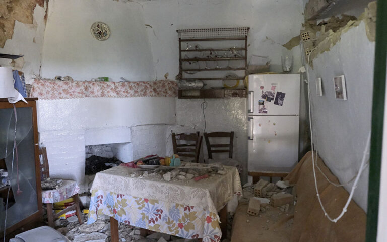 Σεισμός στην Κρήτη: Δεύτερη δύσκολη νύχτα για τους κατοίκους – Αγώνας δρόμου για είδη πρώτης ανάγκης