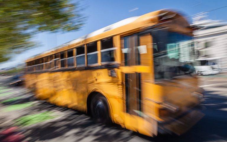 Ξέχασαν για 4 ώρες κοριτσάκι 2 ετών σε σχολικό λεωφορείο