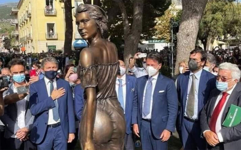 Ιταλία: Οργή για σεξιστικό άγαλμα