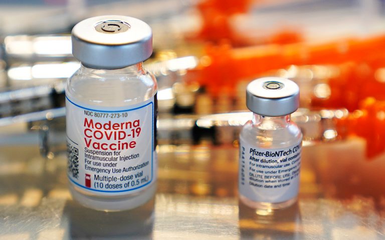 Pfizer – Moderna: Η προστασία των εμβολίων φθίνει όσο περνά ο χρόνος – Ζητούν έγκριση 3ης δόσης