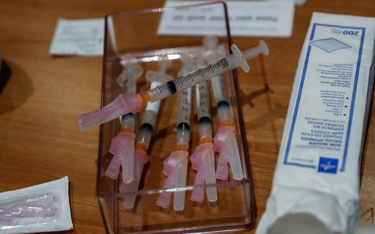 Αρνητές εμβολίου: Εντολή Θεοδωρικάκου για έρευνα στα social media