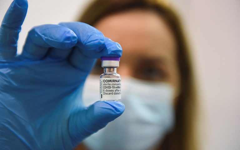 Εμβόλια Covid: Διαμάχη στη Γαλλία για τη χορήγηση τρίτης δόσης σε όλους