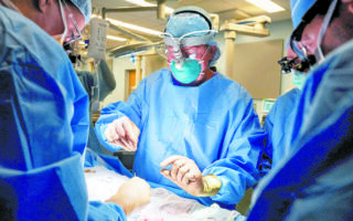 H χειρουργική ομάδα του ιατρικού κέντρου NYU Langone Health, στη Νέα Υόρκη, κατά την προετοιμασία της πρωτοποριακής μεταμόσχευσης.  (REUTERS)