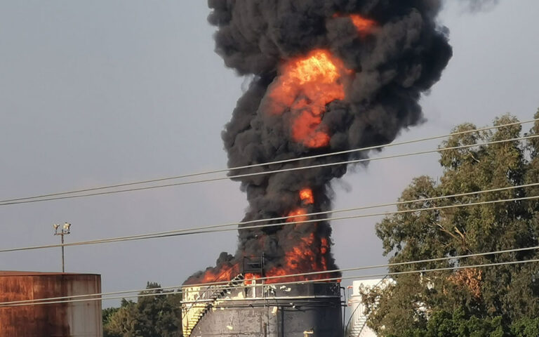 Λίβανος: Φωτιά σε πετρελαϊκές εγκαταστάσεις μετά το μπλακ άουτ του Σαββάτου