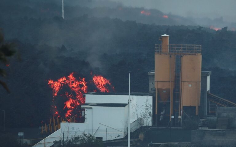 Ηφαίστειο Λα Πάλμα: Η λάβα «κατάπιε» εργοστάσιο – Κίνδυνος από τους τοξικούς καπνούς
