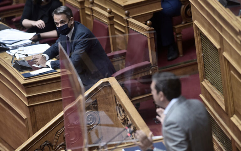 Βουλή: Ο Κυρ. Μητσοτάκης απαντά σε επίκαιρη ερώτηση του Αλ. Τσίπρα για την πανδημία