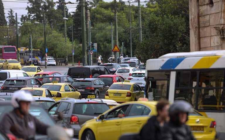 Κίνηση στους δρόμους: Πού είναι αυξημένη η κυκλοφορία των οχημάτων