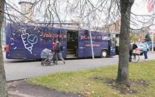 Λεωφορείο που έχει μετατραπεί σε εμβολιαστικό κέντρο στη Ρίγα της Λετονίας, η οποία έχει τη δυσάρεστη πρωτιά της εκ νέου επιβολής καθολικού lockdown, σε μια προσπάθεια αναχαίτισης της μετάλλαξης «Δέλτα». (EPA)