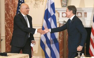 Ο υπουργός Εξωτερικών Νίκος Δένδιας περιέγραψε τη νέα MDCA ως «συμφωνία που κατοχυρώνει τα ελληνικά συμφέροντα», ενώ ο Αμερικανός ομόλογός του Αντονι Μπλίνκεν σημείωσε ότι η ανανέωσή της «επιτρέπει στις δυνάμεις των ΗΠΑ στην Ελλάδα να εκπαιδευτούν και να επιχειρούν από πρόσθετες τοποθεσίες». (REUTERS/Jonathan Ernst)