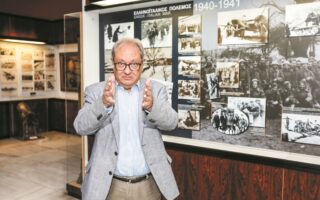 Ο Βρετανός συγγραφέας Τζον Καρ στο Πολεμικό Μουσείο της Αθήνας, όπου πέρασε ώρες ψάχνοντας στα αρχεία και στη βιβλιοθήκη για αναφορές και μαρτυρίες που θα του επέτρεπαν να ξαναζωντανέψει τη μάχη του Υψώματος 731. (ΝΙΚΟΣ ΚΟΚΚΑΛΙΑΣ)
