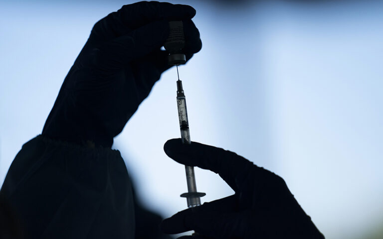Ρωσία: Ιδιωτική εταιρεία ξεκινά κλινικές δοκιμές για νέο εμβόλιο κατά  του κορωνοϊού
