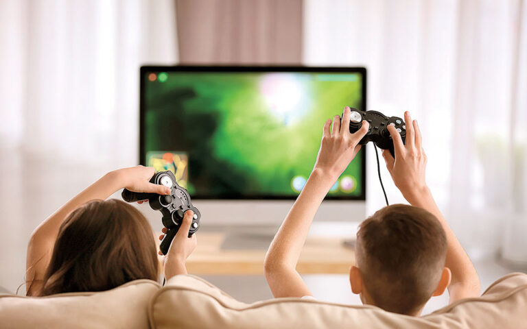 Παιδιά εθισμένα σε social media, βιντεοπαιχνίδια