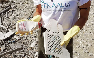 Αυτή την περίοδο, σε Ελλάδα και Ιταλία η «Εναλεία» συνεργάζεται με περίπου
350 επαγγελματικά αλιευτικά σκάφη και γύρω στους 1.200 ψαράδες που μαζεύουν πλαστικά από τη θάλασσα. Τα απορρίμματα που συγκεντρώνονται μπαίνουν στην κυκλική οικονομία και μετατρέπονται σε κάλτσες, μαγιό, μάσκες