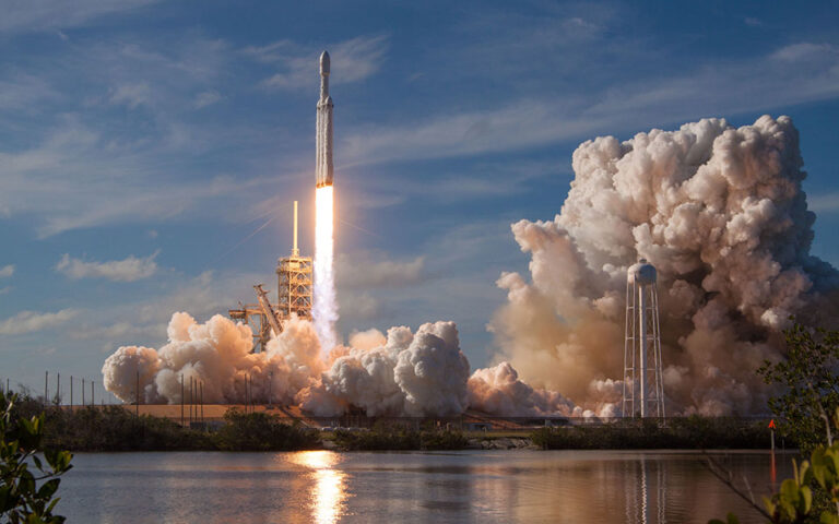 Διάστημα: Η Roskosmos θέλει να πετάξουν κοσμοναύτες της με τα διαστημόπλοια της SpaceX