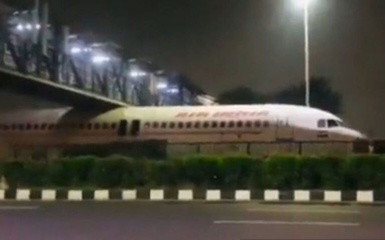 Το αεροσκάφος που κόλλησε κάτω από τη γέφυρα (viral video)