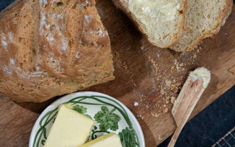 Παγκόσμια ημέρα ψωμιού: Εύκολη συνταγή (με μαγιά) από τη Νένα Ισμυρνόγλου
