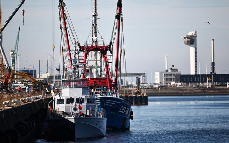 Brexit: Το Λονδίνο απειλεί να εντείνει τους ελέγχους σε αλιευτικά της ΕΕ