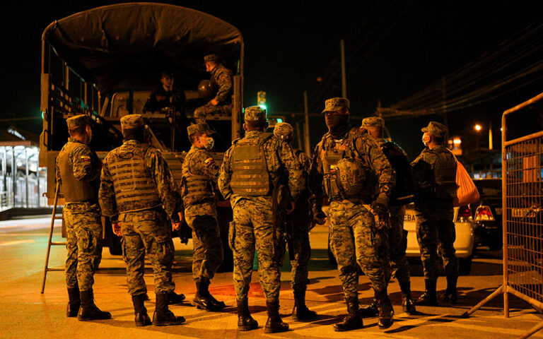 Ισημερινός: 3.600 αστυνομικοί και στρατιώτες ως ενισχύσεις στις φυλακές μετά τις βίαιες ταραχές