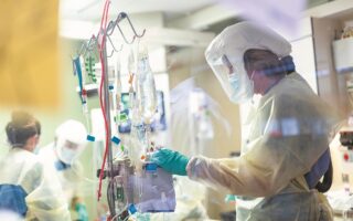 «Καμπανάκι» στο σύστημα υγείας από τους διασωληνωμένους με κορωνοϊό (356 ασθενείς), αλλά και από τον μέσο όρο των νέων εισαγωγών στα νοσοκομεία, που στο επταήμερο έχει ξεπεράσει τις 200. (AP Photo/Kyle Green)