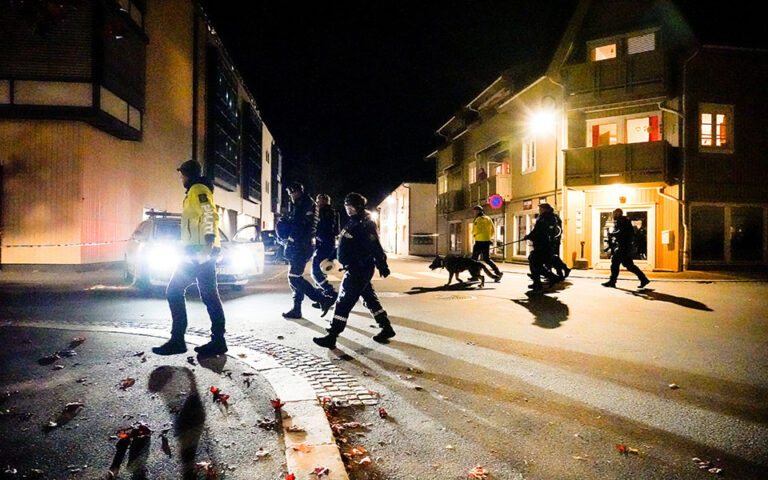 Πολύνεκρη επίθεση στη Νορβηγία: Εκτελέσεις με τόξο και βέλη στην πόλη Κόνγκσεμπεργκ