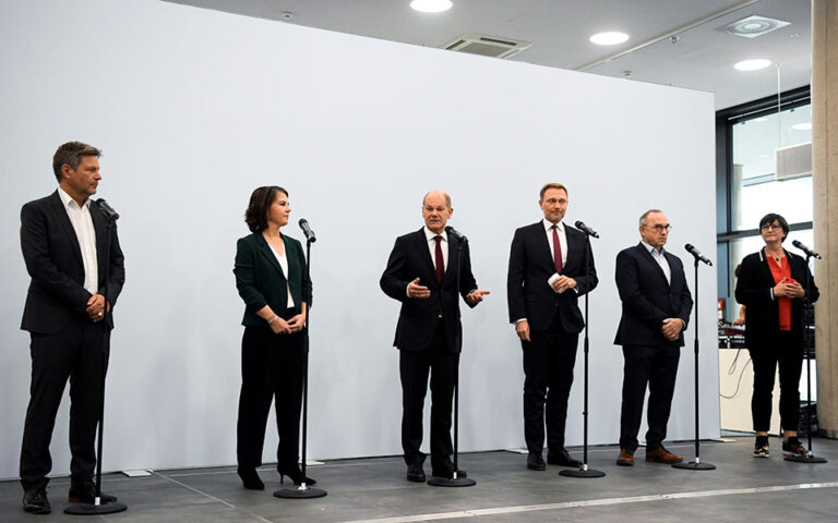 Γερμανία: Ξεκινούν οι διαπραγματεύσεις για κυβέρνηση «φωτεινού σηματοδότη»