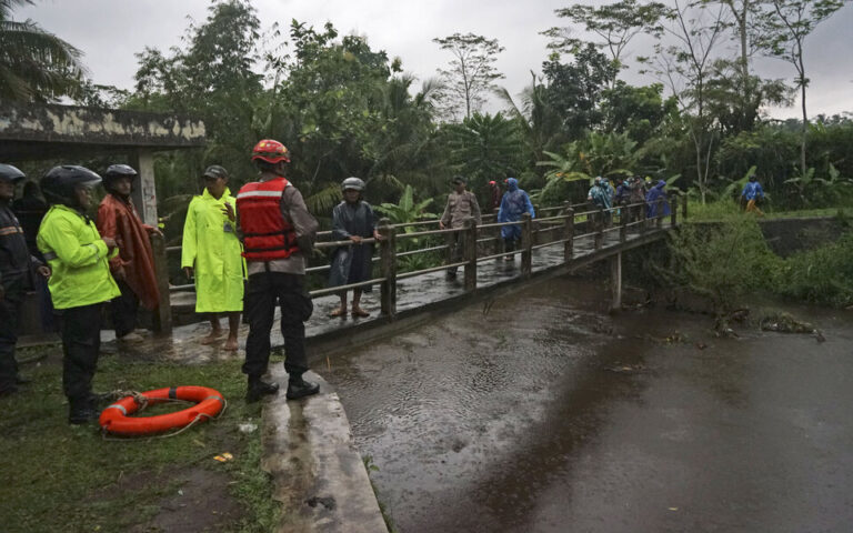 Ινδονησία: Έντεκα έφηβοι πνίγηκαν σε ποταμό κατά τη διάρκεια εκδρομής