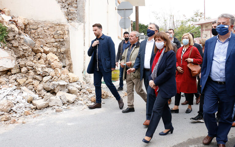 Επίσκεψη Σακελλαροπούλου στους σεισμόπληκτους του Αρκαλοχωρίου