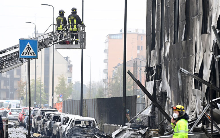 Ιταλία: Οκτώ νεκροί από την πτώση ιδιωτικού αεροσκάφους στο Μιλάνο