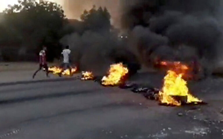 Πραξικόπημα στο Σουδάν: Υπό κράτηση ο πρωθυπουργός – Καλεί τους πολίτες σε διαδηλώσεις (βίντεο)