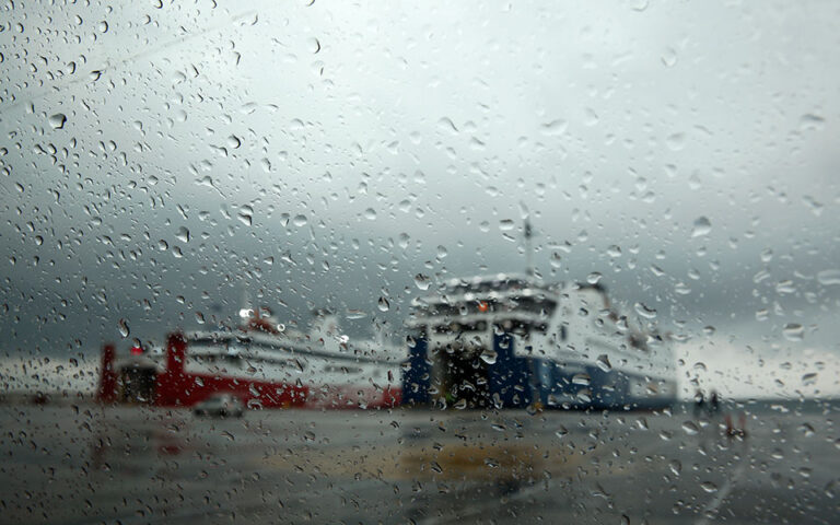 Κακοκαιρία Αθηνά: Ισχυρή βροχή στην Κέρκυρα, δεμένα πλοία στο Ιόνιο