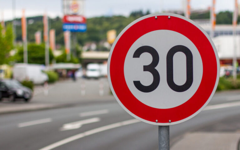 ΕΕ: Ψήφισμα για θέσπιση ορίου ταχύτητας 30 χλμ./ώρα στις πόλεις και μηδενική ανοχή στο αλκοόλ