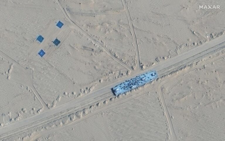 Κινεζικές ασκήσεις στην έρημο με fake αεροπλανοφόρο και αντιτορπιλικό των ΗΠΑ (εικόνες)