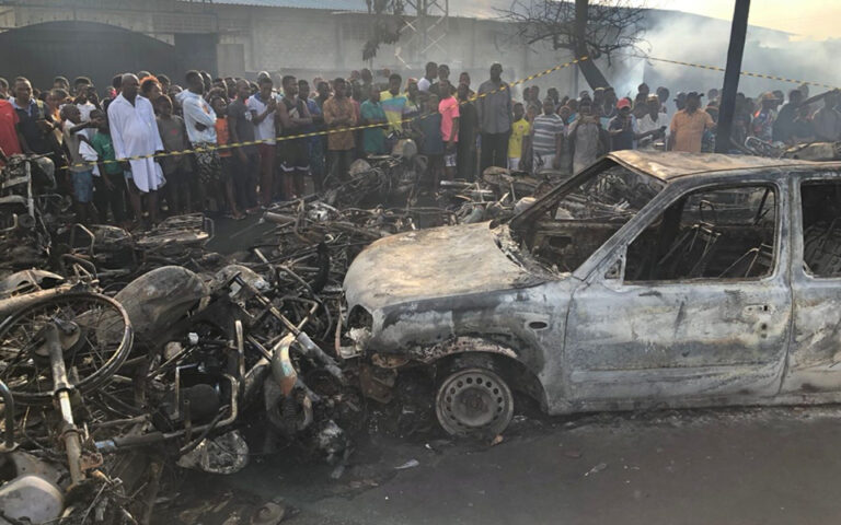 Σιέρα Λεόνε: Πλησιάζουν τους εκατό οι νεκροί από την έκρηξη βυτιοφόρου