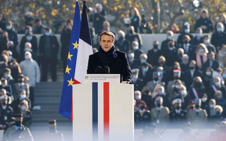 Μακρόν: Άλλαξε χρώμα στη γαλλική σημαία και κανείς δεν το πρόσεξε