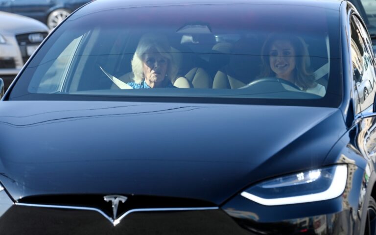 H Bασίλισσα Ράνια οδηγεί το Tesla της με συνοδηγό την Καμίλα (βίντεο)