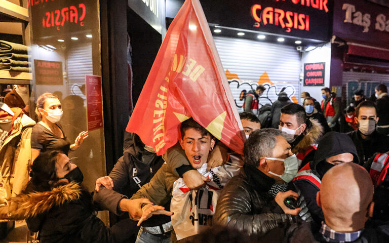 Τουρκία: Τριάντα συλλήψεις σε διαδήλωση κατά της ακρίβειας- Ουρές στα βενζινάδικα