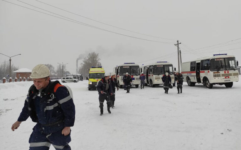 Ρωσία: Ένας νεκρός, δεκάδες εγκλωβισμένοι έπειτα από φωτιά σε ανθρακωρυχείο