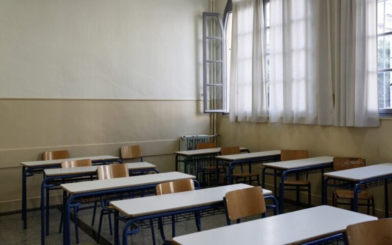 Καθηγητής Λυκείου: Μαθητές έχασαν τη χρονιά γιατί οι γονείς ήταν κατά των self-test