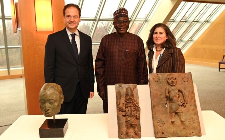 Επιστρέφει έργα στη Νιγηρία το Met
