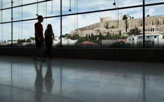 Το Μουσείο Ακρόπολης έχει αρχίσει σταδιακά να «μαζεύει» μικρά και μεγαλύτερα τμήματα του μνημείου που είναι διάσπαρτα σε μουσεία της Ελλάδας και όχι μόνον. (Φωτ. ΙΝΤΙΜΕ)
