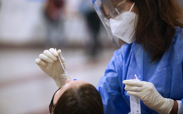 ΕΡΓΑΝΗ: 21.000 ανεμβολίαστοι εργαζόμενοι χωρίς rapid test