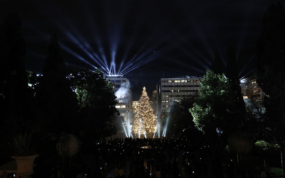 ميدان سينتاجما - صور رائعة من إضاءة الشجرة في ميدان سينتاجما