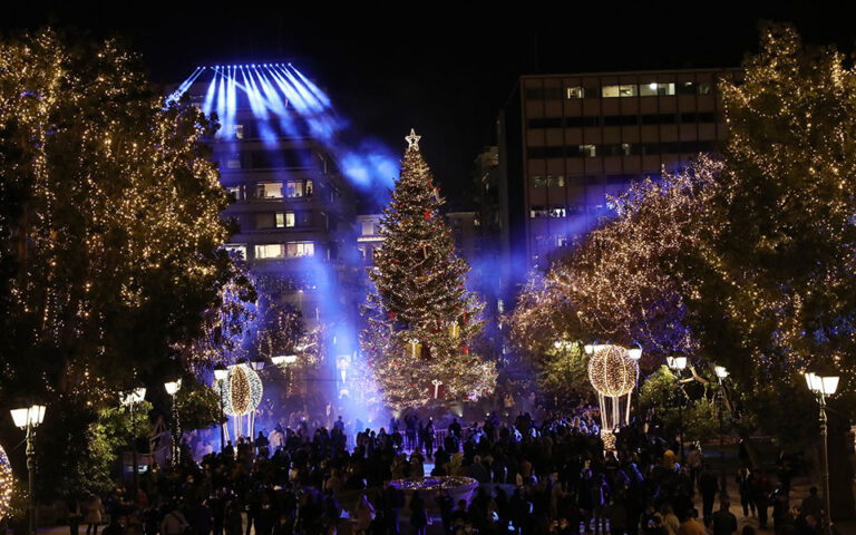 Χριστούγεννα 2021: Φωταγωγήθηκε το δέντρο στο Σύνταγμα (εικόνες)